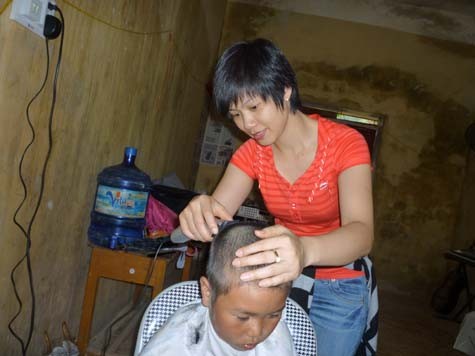 Tham gia từ thiện cùng báo Giáo dục Việt Nam đến với học sinh nghèo xã Ngòi Hoa, độc giả Đoàn Thu Huyền đã làm thợ cắt tóc miễn phí cho hơn 20 học sinh